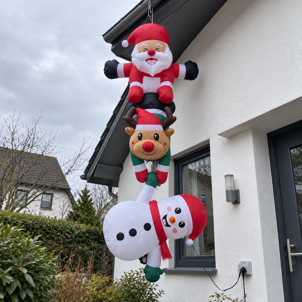 Jollyyard™ Santa & Friends Giant Inflatable – 2.4 m LED Christmas Decoration